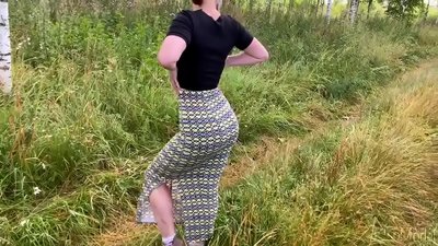 Mkazi amayamwa tambala mumsewu ndi kugonana ndi mapeto pa matako. CleoModel Russian zolaula